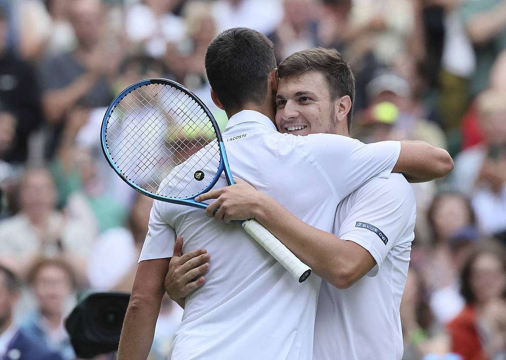 包含西班牙网球队横扫德国网球队，德约科维奇高光表现的词条