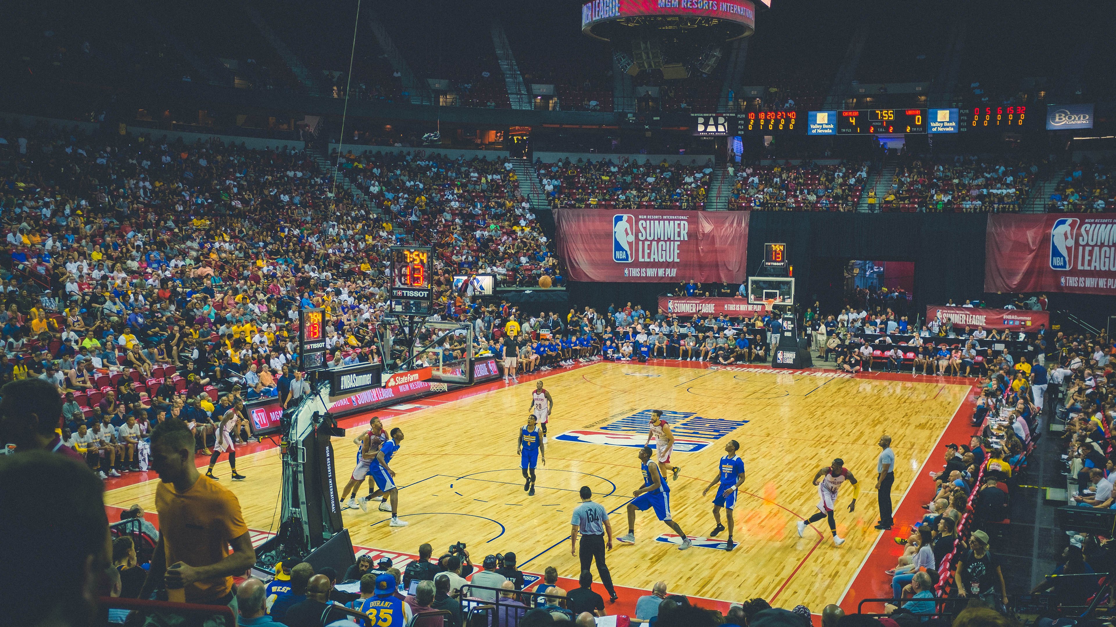 英超争冠焦点战,雷霆稳稳拿下76人,体育世界的跨界共鸣